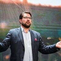 Le leader des Démocrates de Suède, Jimmie Akesson, prononce un discours lors de la veille électorale du parti à Nacka, près de Stockholm, tard dans la soirée du dimanche 11 septembre 2022. (Crédit : Jonathan Nackstrand/AFP)