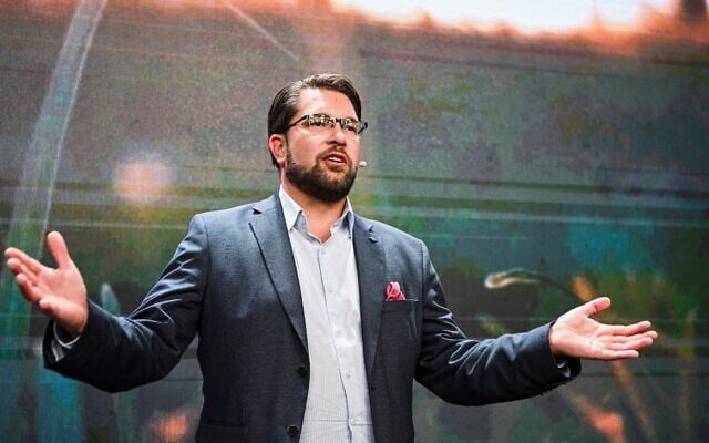 Le leader des Démocrates de Suède, Jimmie Akesson, prononce un discours lors de la veille électorale du parti à Nacka, près de Stockholm, tard dans la soirée du dimanche 11 septembre 2022. (Crédit : Jonathan Nackstrand/AFP) Le leader des Démocrates de Suède, Jimmie Akesson, prononce un discours lors de la veille électorale du parti à Nacka, près de Stockholm, tard dans la soirée du dimanche 11 septembre 2022. (Crédit : Jonathan Nackstrand/AFP)