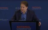 Darren Beattie prend la parole lors de la conférence National Conservatism à Miami, le 12 septembre 2022. (Capture d'écran YouTube, utilisée conformément à l'article 27a de la loi sur les droits d'auteur)