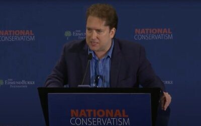 Darren Beattie prend la parole lors de la conférence National Conservatism à Miami, le 12 septembre 2022. (Capture d'écran YouTube, utilisée conformément à l'article 27a de la loi sur les droits d'auteur)