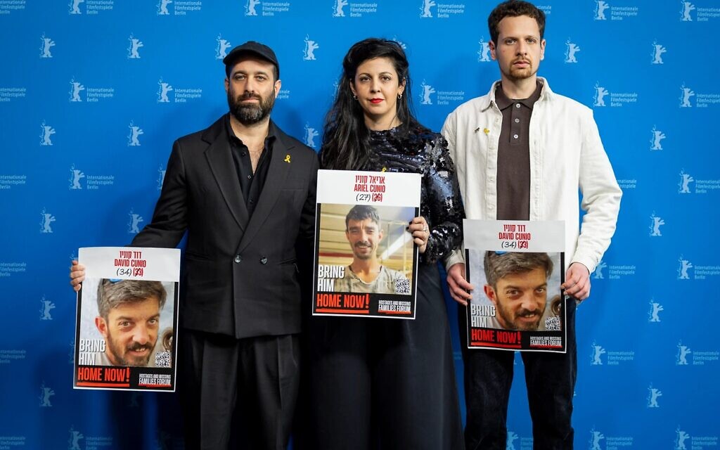 Le cinéaste Tom Shoval, à gauche, avec les producteurs de "A Letter to David", Alona Refua et Roy Bareket, de Green Productions, lors de la projection du film sur l'otage David Cunio, le 16 février 2025. (Autorisation)