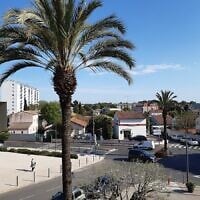 Intersection de l'avenue du Jeu de Mail, de la rue de la Crouzette et de l'allée Marie Curie, à Castelnau-le-Lez, dans l'Hérault, le 4 mai 2021. (Crédit : Jules.petibonnet / CC BY-SA 4.0)