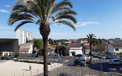 Intersection de l'avenue du Jeu de Mail, de la rue de la Crouzette et de l'allée Marie Curie, à Castelnau-le-Lez, dans l'Hérault, le 4 mai 2021. (Crédit : Jules.petibonnet / CC BY-SA 4.0)