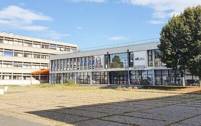 Université Bordeaux Montaigne - Place Guy Lasserre, bâtiments Administratif et A, le 20 août 2020. (Crédit : Bens89 / CC BY-SA 4.0)