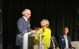 Lilly Filler (au centre), présidente du Conseil de Caroline du Sud sur la Shoah, accepte une déclaration du gouverneur Henry McMaster reconnaissant la Shoah lors d'un événement commémorant le 80e anniversaire de la libération d'Auschwitz, le 27 janvier 2025, à Columbia, en Caroline du Sud. Plus tard, Filler a coupé le discours d'un rabbin de l'émission. (Capture d'écran via YouTube/ via JTA)