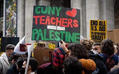 Manifestants pro-palestiniens de CUNY lors d'un rassemblement près de Bryant Park, à New York, le 9 novembre 2023. (Crédit : Luke Tress)
