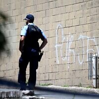 Un graffiti antisémite est visible sur un mur de King Lane, Randwick, Sydney, dimanche 2 février 2025. (AAP Image/Bianca De Marchi)