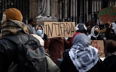Des militants anti-Israël manifestant devant l'université de Columbia, le 21 janvier 2025. (Crédit : Luke Tress/Times of Israel)