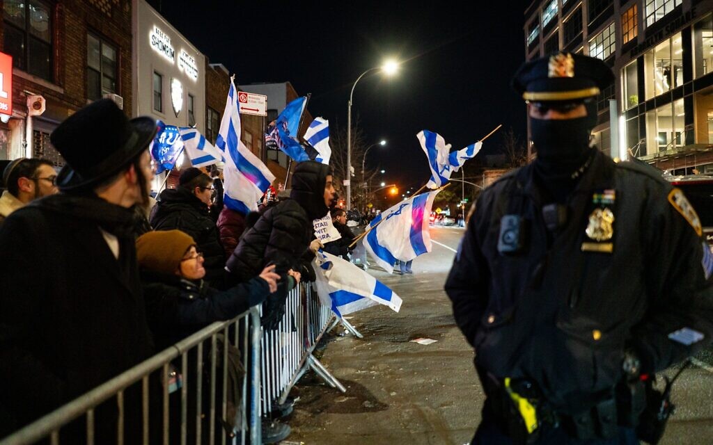 Des contre-manifestants crient en direction de militants anti-Israël au Boro Park, à Brooklyn, New York, le 18 février 2025. (Luke Tress/Times of Israel)
