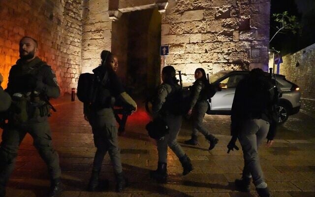 Des agents de la police des frontières répondent à une attaque à la hache dans la Vieille Ville de Jérusalem le 19 février 2025. (Crédit : Police israélienne)