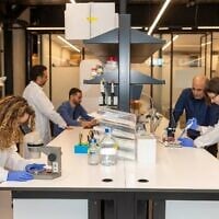 Des scientifiques et des chercheurs d'Itay & Beyond dans un laboratoire du centre médical Hadassah à Jérusalem. (Autorisation)