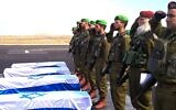 Une cérémonie organisée par l’armée israélienne dans la bande de Gaza en l'honneur des quatre otages israéliens tués dont les corps sont vraisemblablement dans des cercueils restitués par le Hamas, le 20 février 2025. Les cercueils sont drapés de drapeaux d'Israël. (Crédit : Armée israélienne)