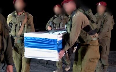 Des officiers de Tsahal transportent un cercueil contenant le corps sans vie de l'otage Shiri Silberman Bibas, tuée le 21 février 2025. (Crédit : Armée israélienne)