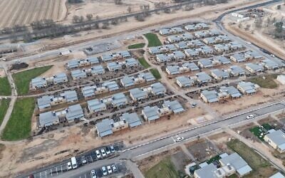 Des logements temporaires construits pour les résidents du kibboutz Beeri, au kibboutz Ruhama, dans le sud d'Israël, sur une photo non datée. (Crédit : Dov Bernstein)