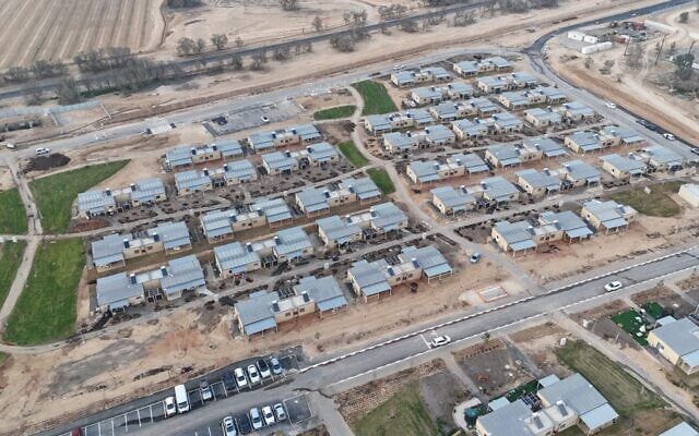 Des logements temporaires construits pour les résidents du kibboutz Beeri, au kibboutz Ruhama, dans le sud d'Israël, sur une photo non datée. (Crédit : Dov Bernstein) Des logements temporaires construits pour les résidents du kibboutz Beeri, au kibboutz Ruhama, dans le sud d'Israël, sur une photo non datée. (Crédit : Dov Bernstein)