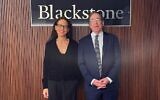 Tom Nides, vice-président de Blackstone chargé de la stratégie et des relations avec les clients, et Yifat Oron, directrice générale de Blackstone, au bureau de Tel Aviv du gestionnaire d'actifs alternatifs, le 3 février 2025. (Crédit : Autorisation)