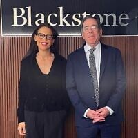 Tom Nides, vice-président de Blackstone chargé de la stratégie et des relations avec les clients, et Yifat Oron, directrice générale de Blackstone, au bureau de Tel Aviv du gestionnaire d'actifs alternatifs, le 3 février 2025. (Crédit : Autorisation)
