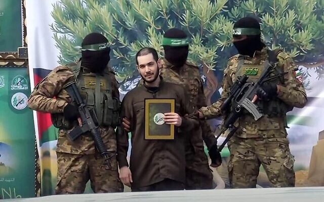 Eliya Cohen à Gaza, peu de temps avant que les terroristes du Hamas ne le relâchent le 22 février 2025. (Crédit : capture d'écran)