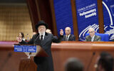 Le président de Yad Vashem, ancien Grand rabbin ashkénaze d'Israël, le rabbin Israel Meir Lau, s'exprime à la tribune de l'Assemblée parlementaire du Conseil de l'Europe, le 29 janvier 2025. (Crédit Copyright Hémicycle Conseil de l'Europe)