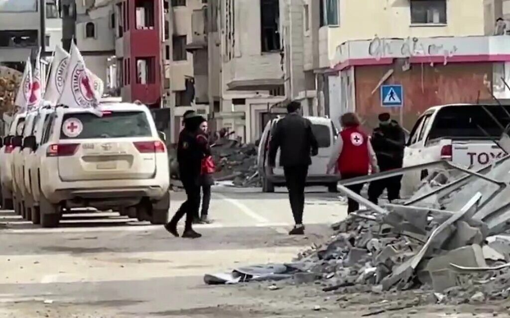 Hisham al-Sayed marchant avec des responsables de la Croix-Rouge après sa libération de captivité à Gaza, le 22 février 2025. (Capture d'écran/X)