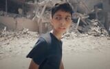 Un extrait de la bande-annonce de "Gaza : How to Survive A War Zone" montrant le narrateur Abdullah Al-Yazouri, dont le père est un ministre du Hamas. (Crédit : Capture d'écran/YouTube ; utilisée conformément à l'article 27a de la loi sur les droits d'auteur)
