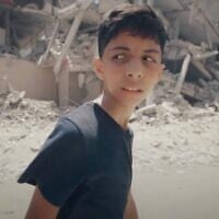 Un extrait de la bande-annonce de "Gaza : How to Survive A War Zone" montre le narrateur Abdullah Al-Yazouri, dont le père est un ministre du Hamas. (Crédit : Capture d'écran/YouTube ; utilisée conformément à l'article 27a de la loi sur les droits d'auteur)