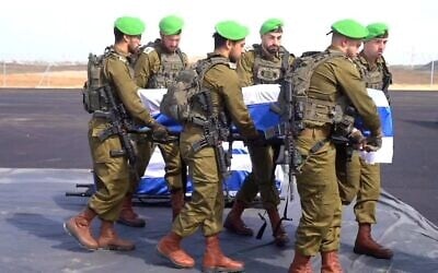 Tsahal organise une cérémonie dans la bande de Gaza en l'honneur des quatre otages israéliens tués dont les corps sont apparemment dans des cercueils restitués par le Hamas, le 20 février 2025. Les cercueils sont drapés de drapeaux israéliens. (Armée israélienne)