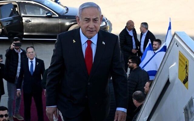 Le Premier ministre Benjamin Netanyahu monte à bord de l'avion Wing of Zion à l'aéroport Ben Gurion avant un voyage aux États-Unis, le 2 février 2025. (Crédit : Avi Ohayon/GPO)