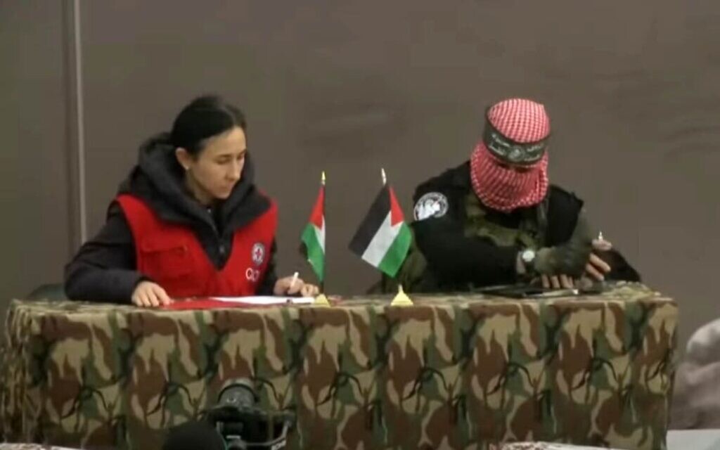 Une membre de la Croix-Rouge internationale signant les « documents de transfert » pour recevoir les corps de quatre otages israéliens, à Khan Younès, le 20 février 2025. (Crédit : Capture d'écran/YouTube)