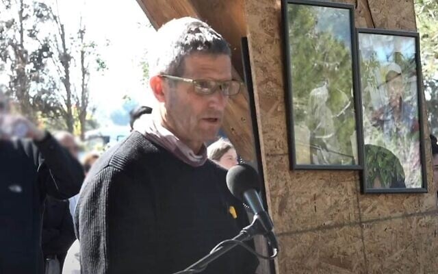 Arnon Lifshitz aux funérailles de son père, l'otage assassiné Oded Lifshitz, au kibboutz Nir Oz le 25 février 2025. (Capture d'écran)