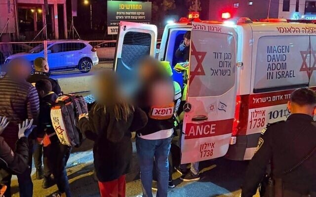 Les premiers secours de Ramla conduisent une victime de fusillade dans un hôpital voisin le 25 février 2025. (Magen David Adom)