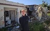L'otage israélo-américain libéré Keith Siegel se tient devant une maison en ruine dans le kibboutz Kfar Aza dans un message vidéo adressé au président américain Donald Trump le 23 février 202. (Capture d'écran/X)