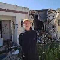 L'otage israélo-américain libéré Keith Siegel se tient devant une maison en ruine dans le kibboutz Kfar Aza dans un message vidéo adressé au président américain Donald Trump le 23 février 202. (Capture d'écran/X)