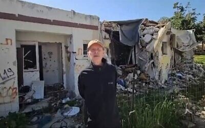 L'otage israélo-américain libéré Keith Siegel se tient devant une maison en ruine dans le kibboutz Kfar Aza dans un message vidéo adressé au président américain Donald Trump le 23 février 202. (Capture d'écran/X)