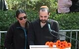 Yarden Bibas (à droite) aux côtés de sa sœur Ofri rend hommage à son épouse Shiri et à ses deux jeunes fils Kfir et Ariel, au cimetière régional de Tsoher, le 26 février 2025. (Capture d'écran YouTube / utilisée conformément à l'article 27a de la loi sur le droit d'auteur)