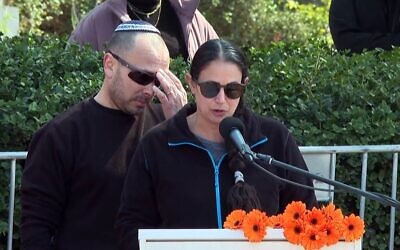 Ofri Bibas Levy, la sœur de Yarden Bibas, rend hommage à Shiri et à ses fils Ariel et Kfir Bibas au cimetière régional de Tsoher, le 26 février 2025. (Capture d'écran/GPO)