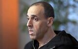 Eli Sharabi donne une interview à l’émission "Uvda" sur la chaîne N12, diffusée le 27 février 2025. (Capture d’écran, utilisée conformément à l’article 27a de la loi sur les droits d’auteur)