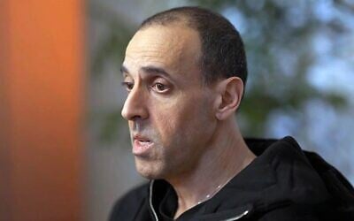 Eli Sharabi donne une interview à l’émission "Uvda" sur la chaîne N12, diffusée le 27 février 2025. (Capture d’écran, utilisée conformément à l’article 27a de la loi sur les droits d’auteur)