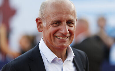 Le journaliste français Jean-Michel Aphatie pose sur le tapis rouge lors de la deuxième journée du 42e Festival du film américain de Deauville, le 3 septembre 2016, dans la station balnéaire de Deauville, dans le nord-ouest de la France. (Crédit : CHARLY TRIBALLEAU / AFP)