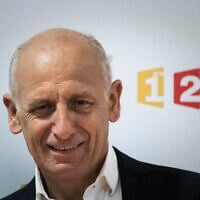 Le journaliste français Jean-Michel Aphatie pose devant les bâtiments de France Télévisions à Paris, le 31 mars 2017. (Photo by Philippe Lopez / AFP)