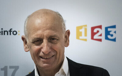Le journaliste français Jean-Michel Aphatie pose devant les bâtiments de France Télévisions à Paris, le 31 mars 2017. (Photo by Philippe Lopez / AFP)