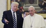 Le pape François (à droite) écoute le président américain Donald Trump lors d'une audience privée au Vatican, le 24 mai 2017. (Photo par Evan Vucci / POOL / AFP)