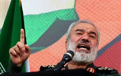 Ali Fadavi,le numéro deux du Corps des Gardiens de la Révolution islamique, prononçant un discours lors d'une manifestation anti-Israël, à Téhéran, le 9 août 2022. (Crédit : Atta Kenare/AFP)