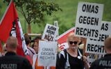 Sur une pancarte, on peut lire « Bjoern Hoecke est un nazi » alors que des membres de l'initiative citoyenne allemande « Omas gegen rechts » manifestent contre le 14e congrès fédéral du parti d'extrême-droite allemand Alternative für Deutschland (AfD) lors de la foire commerciale de Magdebourg, dans l'est de l'Allemagne, le 28 juillet 2023. (Photo de Ronny HARTMANN / AFP)