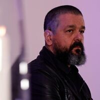L'auteur de bande dessinée, écrivain et réalisateur français Joann Sfar, lors d'une conférence-débat en faveur de la libération des otages capturés par le Hamas le 7 octobre 2023 et détenus à Gaza, au siège du Conseil représentatif des institutions juives de France (CRIF) à Paris, le 7 novembre 2023. (Crédit :  Geoffroy VAN DER HASSELT / AFP)