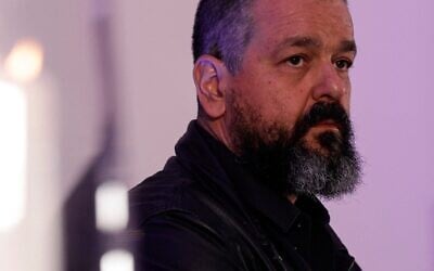 L'auteur de bande dessinée, écrivain et réalisateur français Joann Sfar, lors d'une conférence-débat en faveur de la libération des otages capturés par le Hamas le 7 octobre 2023 et détenus à Gaza, au siège du Conseil représentatif des institutions juives de France (CRIF) à Paris, le 7 novembre 2023. (Crédit :  Geoffroy VAN DER HASSELT / AFP)