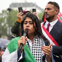 Rima Hassan, avocate franco-syrienne, fondatrice de l'Observatoire des Camps de Réfugiés (OCR) et membre de la liste du parti de gauche "La France Insoumise" (LFI) pour les prochaines élections européennes, s'exprime lors d'un rassemblement dans le centre de Paris le 29 mai 2024. (Crédit : Zakaria Abdelkafi/AFP)