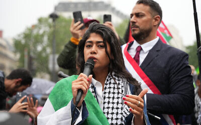 Rima Hassan, avocate franco-syrienne, fondatrice de l'Observatoire des Camps de Réfugiés (OCR) et membre de la liste du parti de gauche "La France Insoumise" (LFI) pour les prochaines élections européennes, s'exprime lors d'un rassemblement dans le centre de Paris le 29 mai 2024. (Crédit : Zakaria Abdelkafi/AFP)