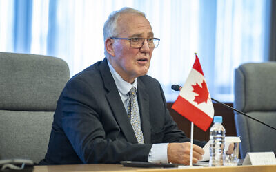 Le ministre canadien de la Défense, Bill Blair, s'exprime lors de sa rencontre avec le ministre japonais de la Défense, Minoru Kihara, au ministère japonais de la Défense à Tokyo, le 13 septembre 2024.
