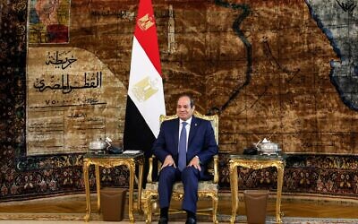 Le président égyptien Abdel-Fattah el-Sissi lors d'une rencontre avec le secrétaire d'Etat américain en visite au palais présidentiel d'Ittihadiya au Caire, le 18 septembre 2024. (Crédit : Evelyn Hockstein / POOL / AFP)